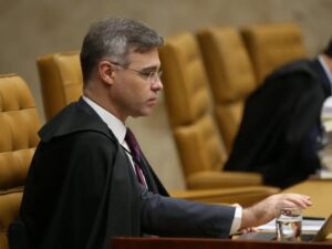 Mendonça libera para plenário relatório da PF sobre relação entre Moraes e Vorcaro